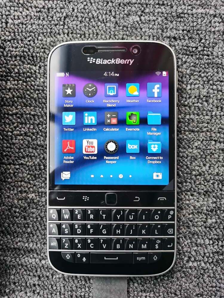 BlackBerry Classic Q20 (SQC100-4) 16GB Unlocked Keyboard