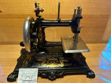 antike gusseiserne Miniatur Handkurbeln&auml;hmaschine&nbsp; F.W. M&uuml;ller Bj 1920 Model 15