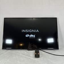 Insignia 32  LED 720p HDTV NS-32D220NA18 Flat Screen TV Tested Works w/ Remote