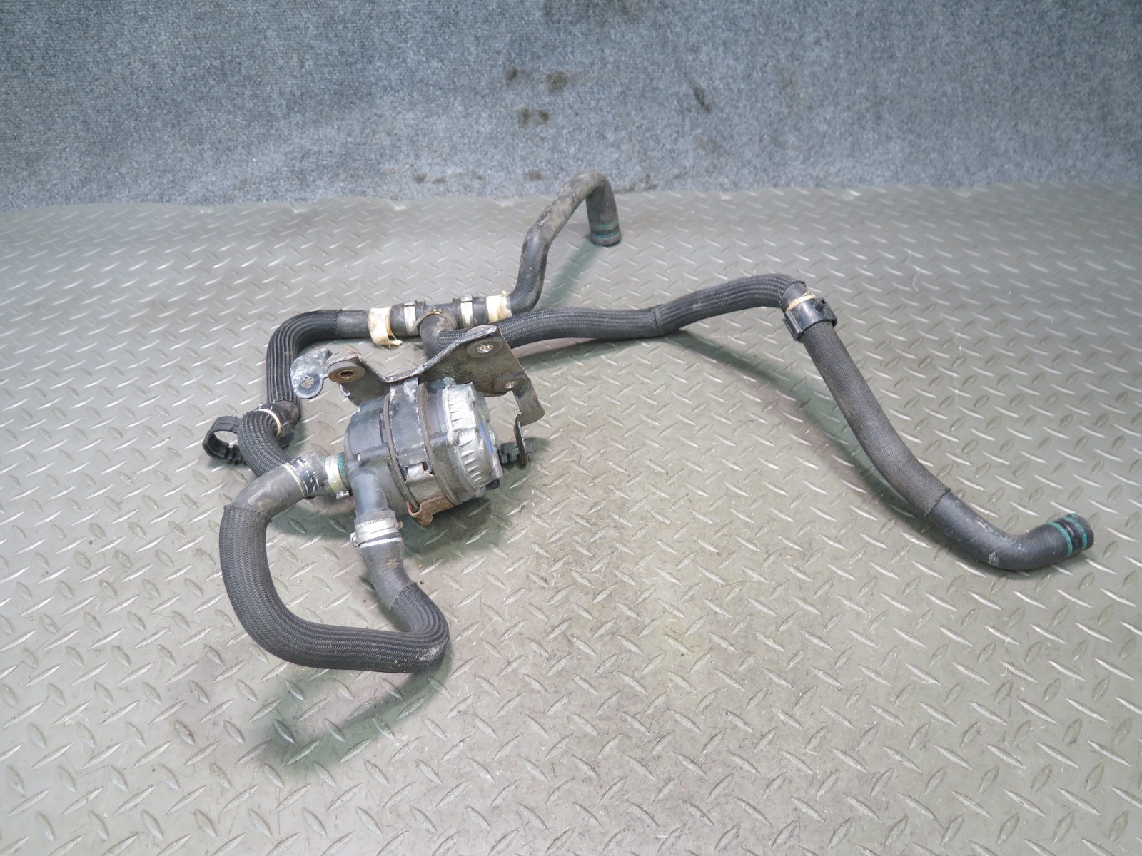2017-2020 MASERATI LEVANTE M161 AUXILIARY AUX WATER COOLANT PUMP W HOSES