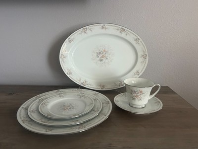 Noritake Chambray 3192 Ivory China Floral Dinnerware Service for 12 Set 67 piece