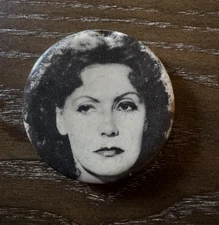GRETA GARBO 1936 MOVIE ROLE PORTRAIT BUTTON PIN 1960s , 1.75" Size