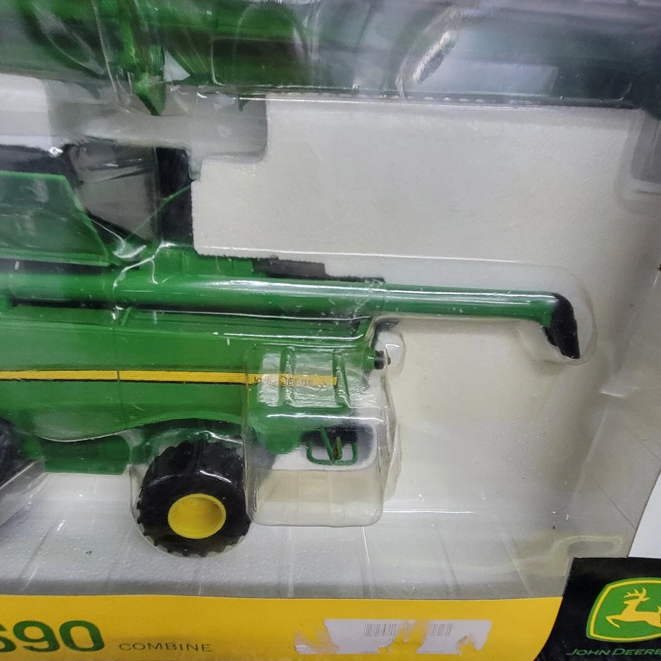Ertl 1/32 prestige collection John Deere S690 combine w/corn & bean head diecast - Image 4 of 4