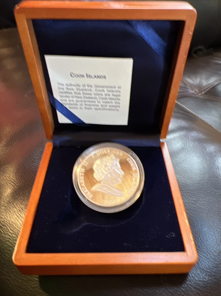 2005 Camilla & Charles Wedding 5$ Error Coin Box & COA- Wrong Date - Image 2 of 4