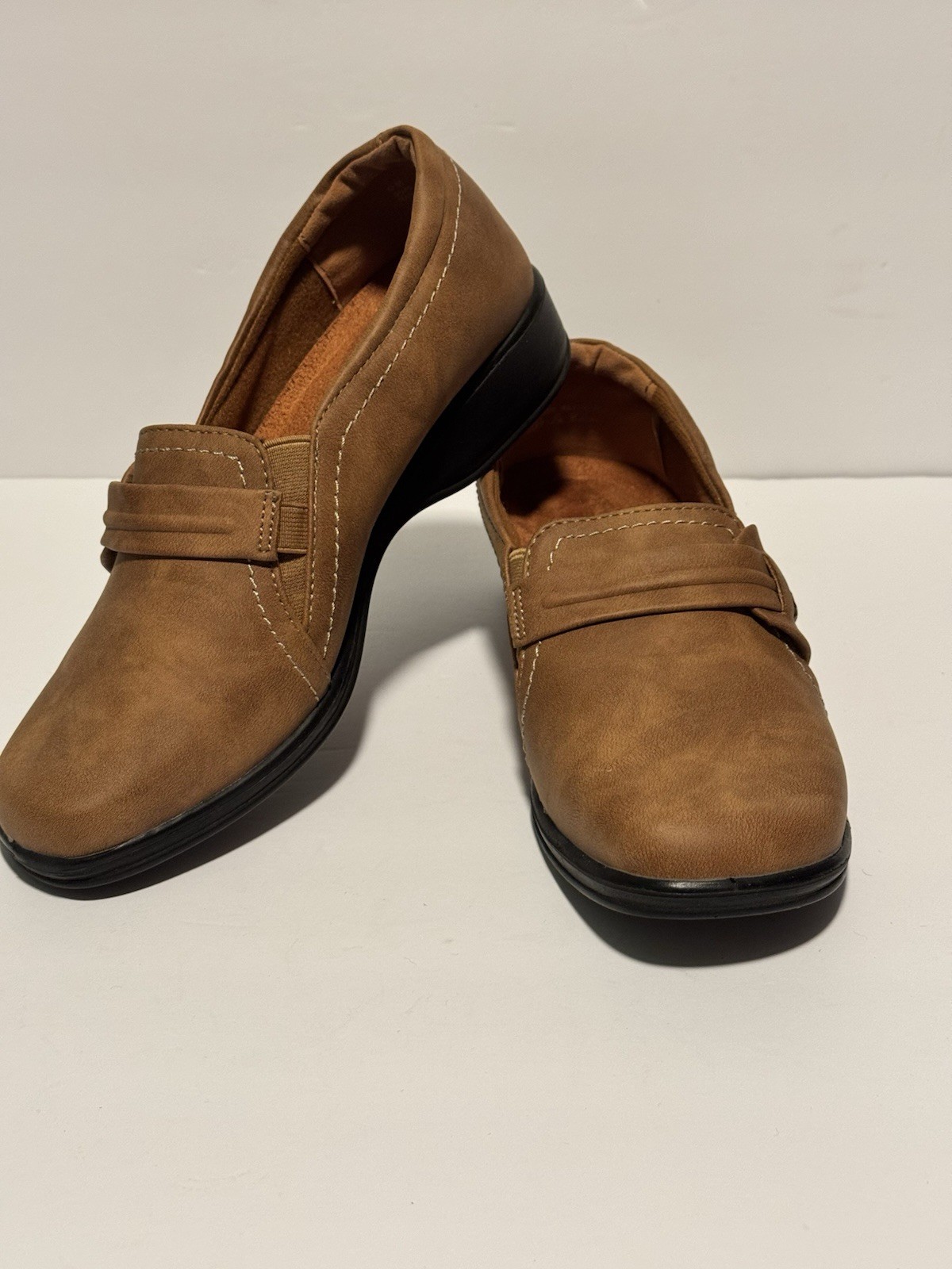 Easy Street Women’s Comfort Wave Brown Camel Slip On Shoes Loafers Size 8.5