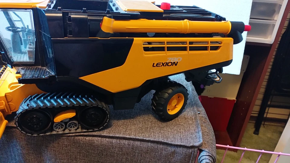DIECAST/PLASTIC CLAAS LEXION 780 COMBINE W/ CLAAS 900 VARIO HEAD by BRUDER. READ - Image 2 of 4