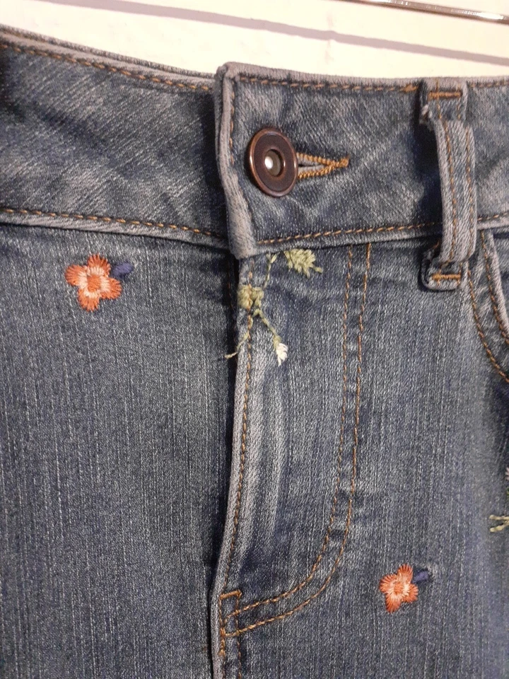 ❤Blue Denim A-Line Floral Embroidered Skirt Size 8 ~ Great Condition!❤ - Image 4 of 4