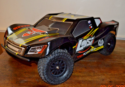 Team LOSI Tenacity SCT - 1:10 Scale 4WD Spektrum Radio FU2E Brushless