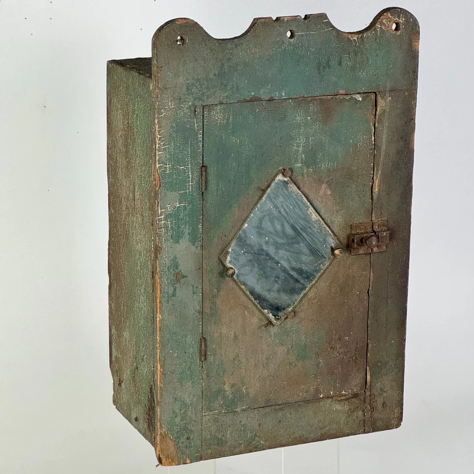 Antiguo armario ornamentado de madera del siglo XIX con cerradura de puerta y espejo de época Foto 2 de 4