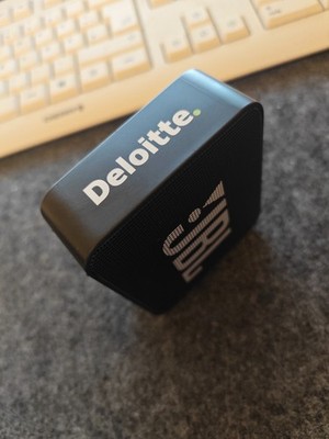 JBL Go 2 Essential Tragbarer Bluetooth-Lautsprecher, Deloitte. - schwarz