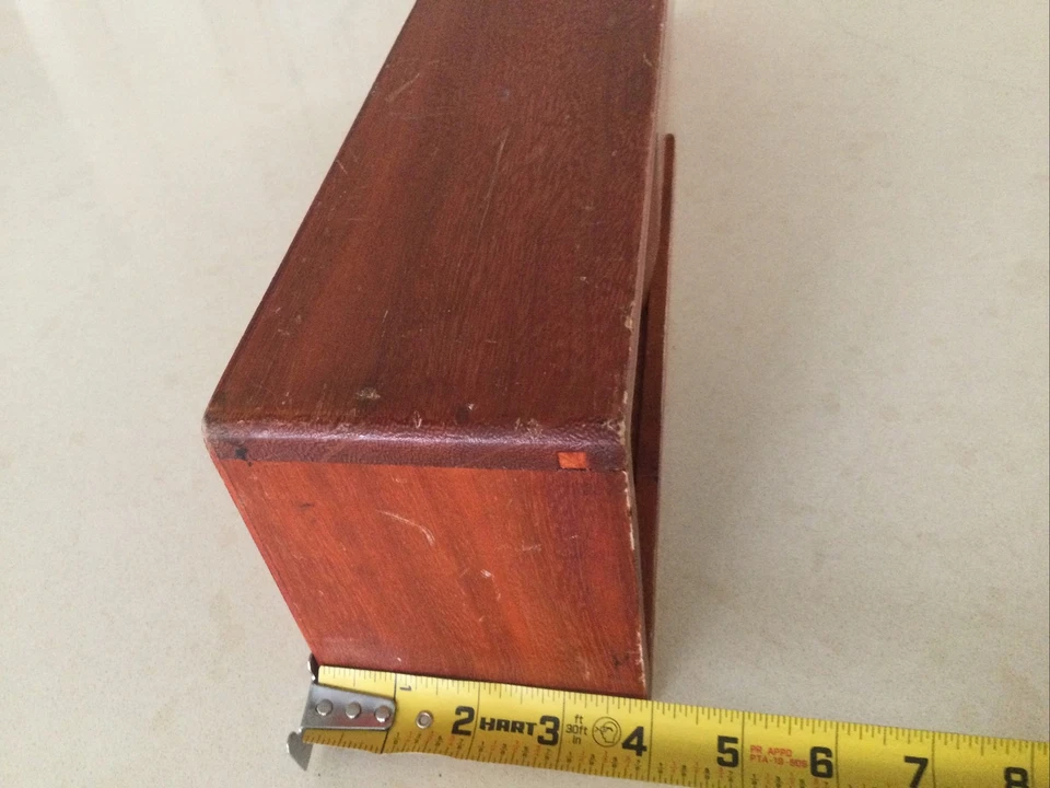 Caja de lápices grande de madera. Parte superior deslizante para abrir. Foto 3 de 4