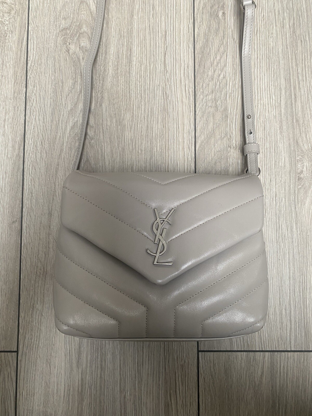 Borsa a tracolla Saint Laurent YSL giocattolo pelle trapuntata Loulou grigio pallido