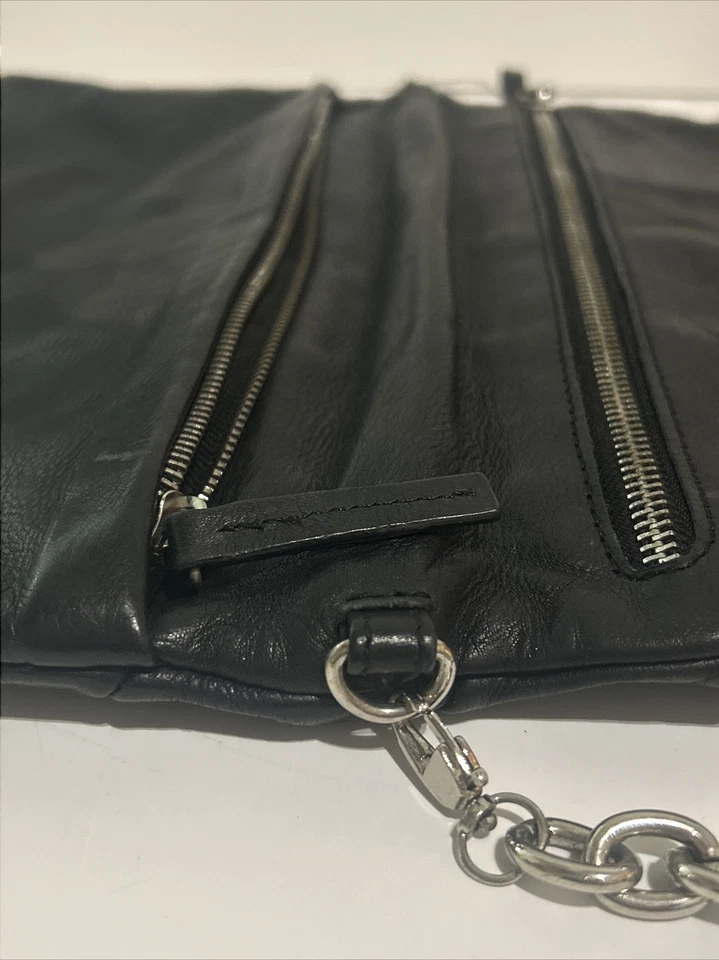 Bolsa clutch de couro preta Bebe com alça de ombro corrente tom prata. J6 - Imagem 4 de 4