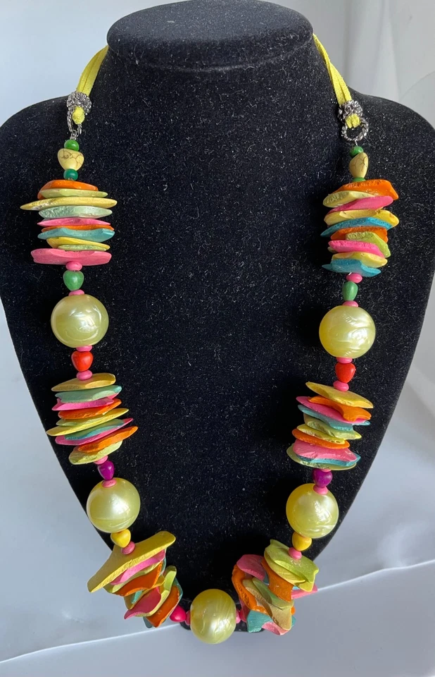 Collana lunga multicolore con palline gialle in resina - Immagine 2 di 3