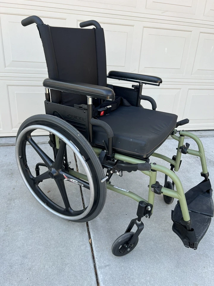 SILLA DE RUEDAS ULTRALIGERA QUICKIE QX Talla TL 15”X 18” Verde Oliva con Reposapiés Foto 4 de 4