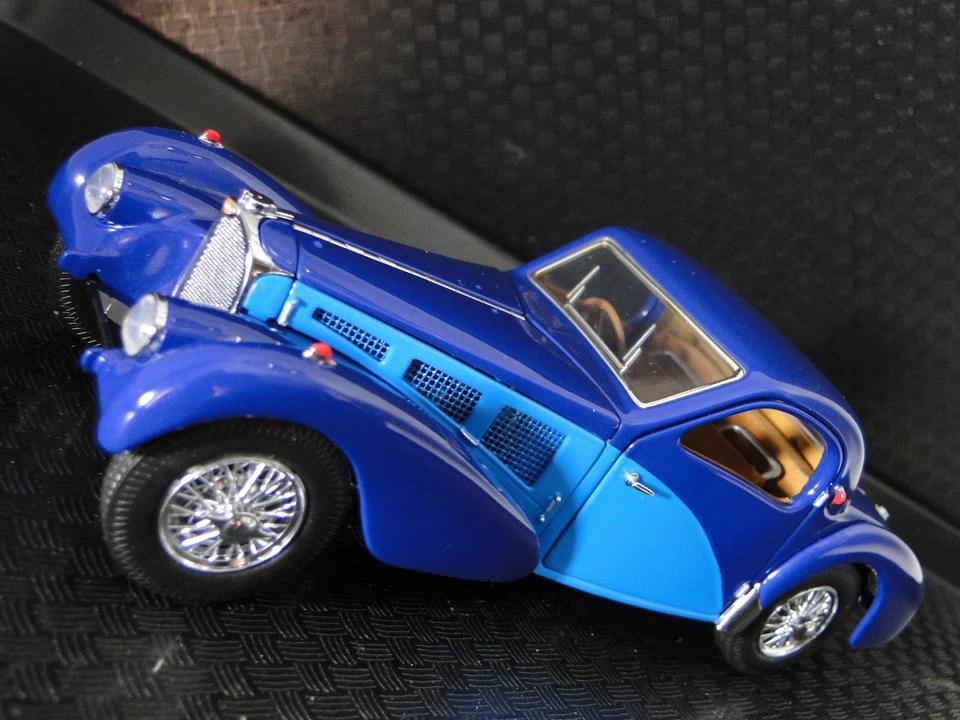 Bugatti Race Car Concept Model Vintage Classic Carousel Blue 1:24 - Image 3 of 4