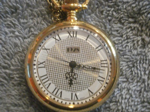 VINTAGE GOLD-TONED "1928" QUARTZ PENDANT/POCKET WATCH with CHAIN - Picture 2 of 3