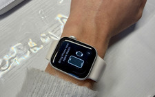 Apple Apple Watch Series 5 GPS 40mm Silver Aluminum Case White Silicone Band