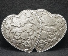 XB01105 GREAT VINTAGE 1970s  TWO HEARTS  ARTWORK MENS PEWTER TONED BELT BUCKLE