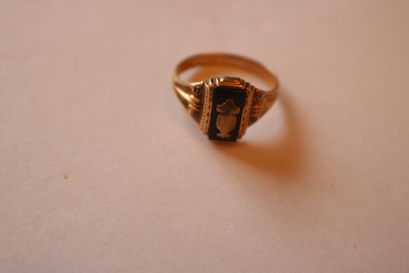 VINTAGE 1967 CLASS RING ABOUT AN 8 GOLD 3.9G / JOSTEN 10K PLS INSIDE