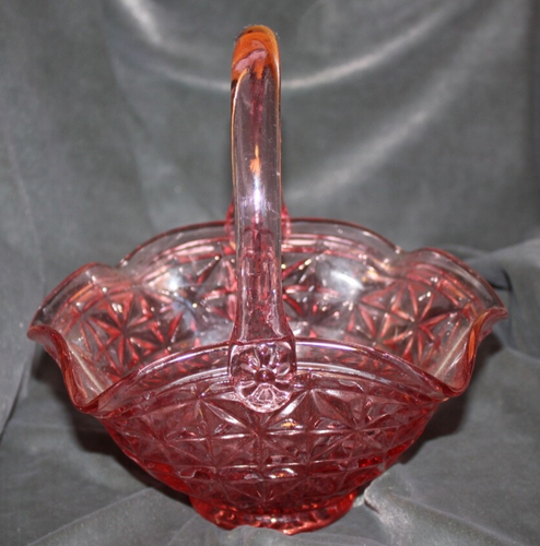Cesta de vidrio rosa vintage de 8" de alto por 7 3/4 pulgadas de largo vidrio prensado - Imagen 3 de 5