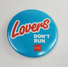 Hotel Casa Camper Barcelona Pinback Pin Lovers Don't Run Botón Redondo Usado en Excelente Condición