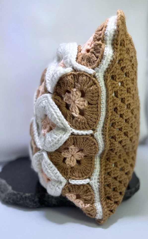 ALMOHADA CUADRADA DE GANCHILLO ABUELA ROSA/MARRÓN/BLANCO HECHA A MANO Foto 4 de 4