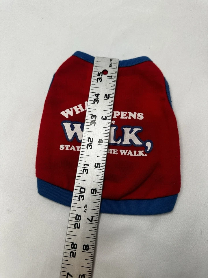 Camiseta sin mangas suéter roja Small Dog “What Happens On Walk” XS 2015 usada Foto 2 de 4