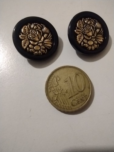 2 BOTTONI in materiale plastico nero con disegno floreale dorato in rilievo - Foto 2 di 3