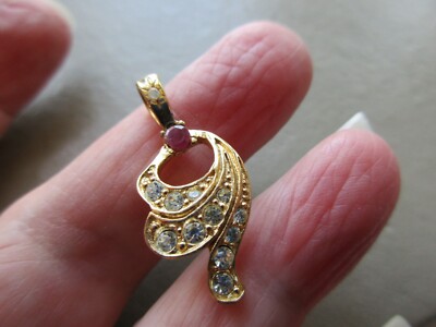 VINTAGE RETRO ALT GOLDFARBEN KRISTALL WIRBEL ROTER STEIN ANHÄNGER CHARM ANHÄNGER HÜBSCH UK