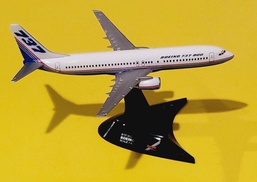 Herpa Models 1:400 Boeing Company 737-800 Prototype House Livery No Registration - Picture 2 of 4