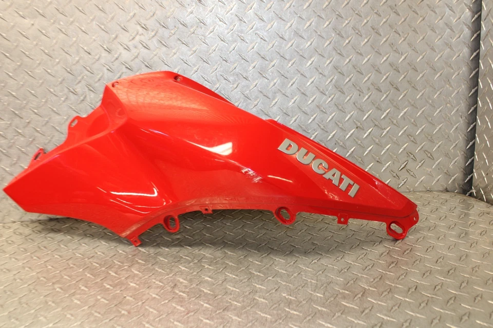 14 Carenado de cubierta de tanque derecho Ducati Multistrada 1200 / 1200S OEM 48032941A Foto 2 de 4