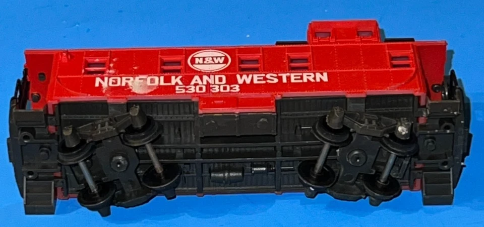 ROCO HO Off-Center Cupola Caboose, Norfolk & Western, #530303 - Image 3 of 3