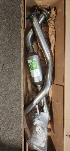 Toyota Sequoia Catalytic Converter CA Compliant (MagnaFlow 4551060), 2001-2006 - Picture 2 of 9