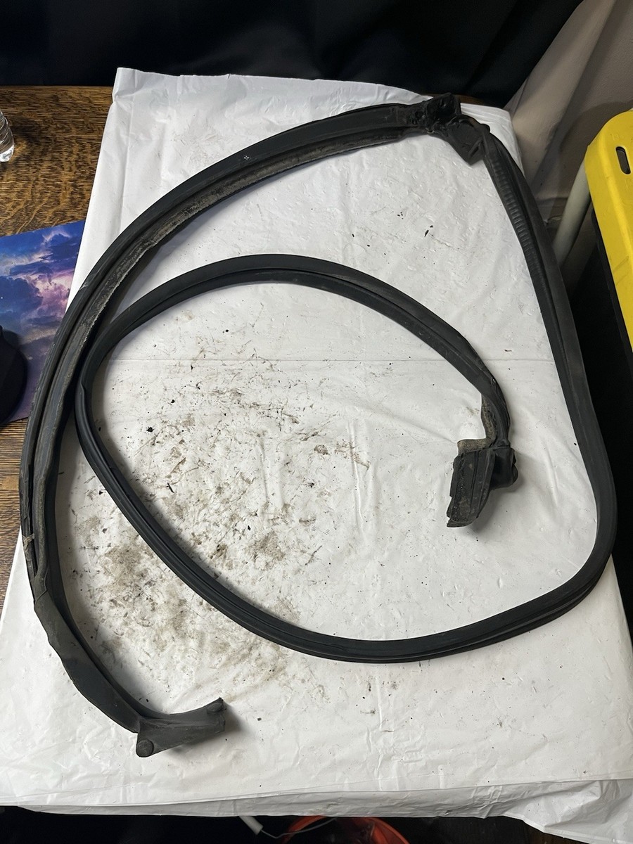 1990-1996 Nissan 300ZX LH driver T-top weatherstrip rubber body