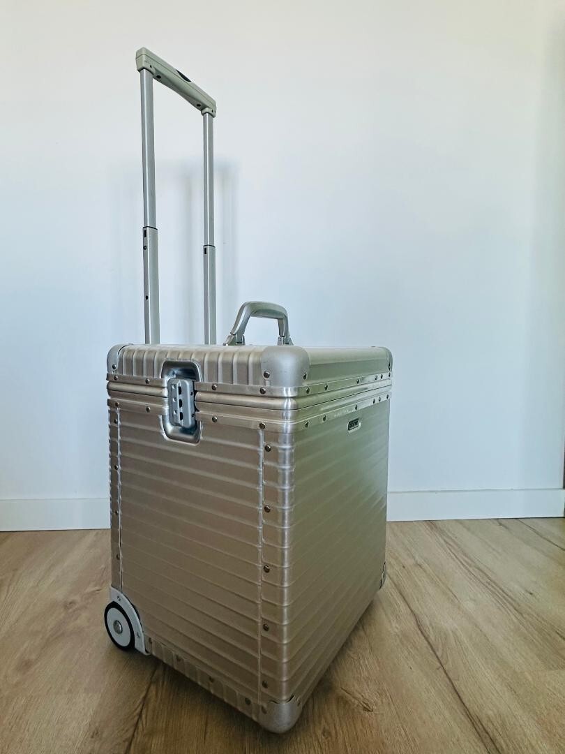 Rimowa Pilot Trolley Suit Case Topaz IBM Limited Edition 40L Rimowa Pilot Trolley Suit Case Topaz IBM Limited Edition 40L