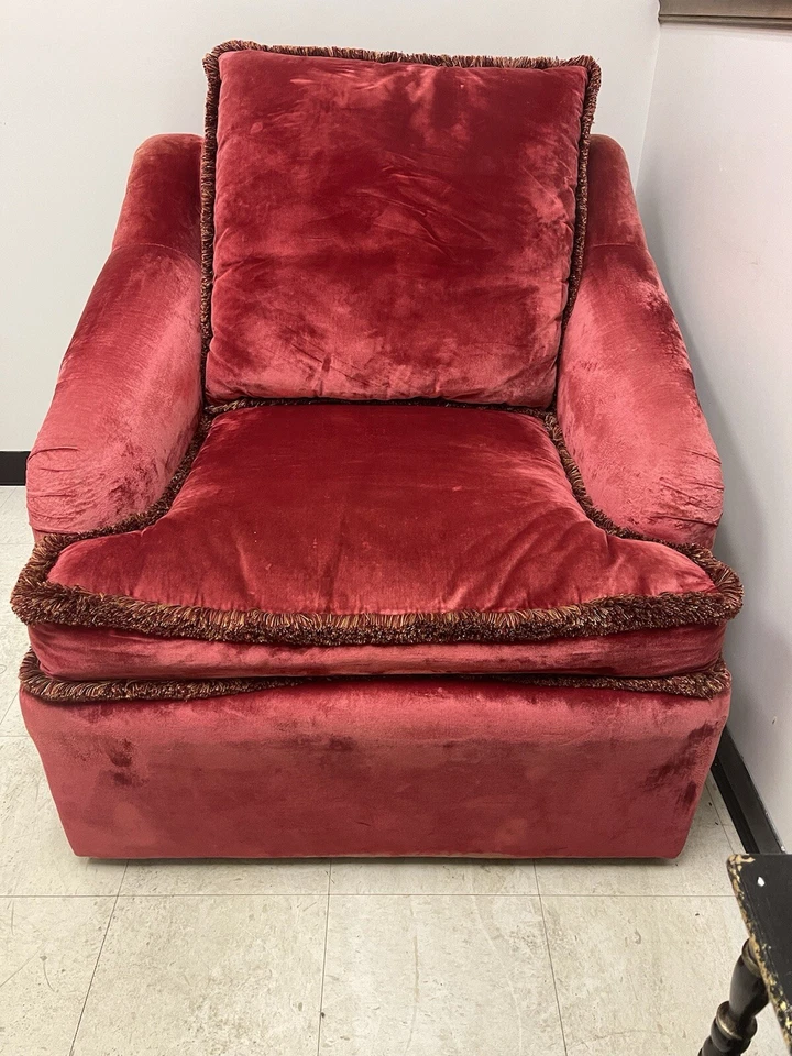 Silla de diseño de gran tamaño de terciopelo rojo Foto 3 de 4