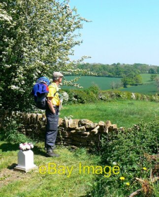 Foto 6x4 Ein Spaziergänger macht eine Pause auf dem Kirchhof Buckland Dinham The w c2007