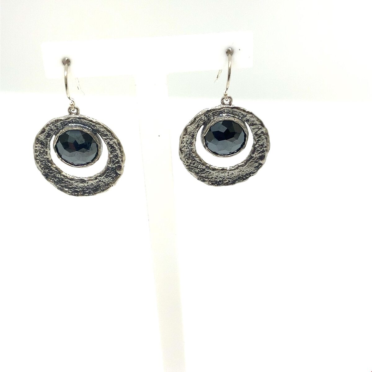 Fantastic Vintage Native American Navajo Black Onyx Hammered Sterling Silver Earrings Fantastic Vintage Native American Navajo Black Onyx Hammered Sterling Silver Earrings