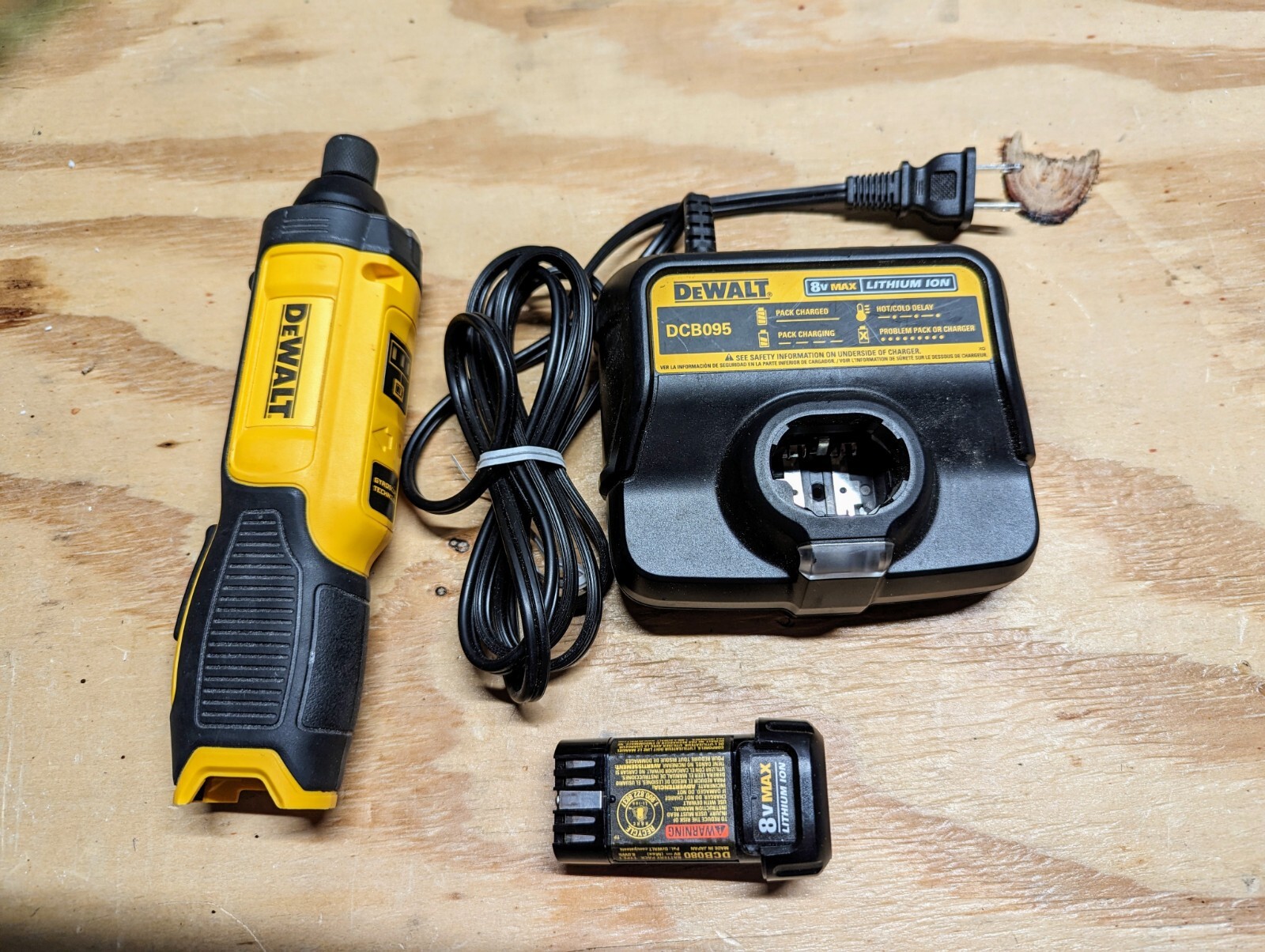 DEWALT DCF682 8V Max Gyroscopic Inline Screwdriver w/ Battery and