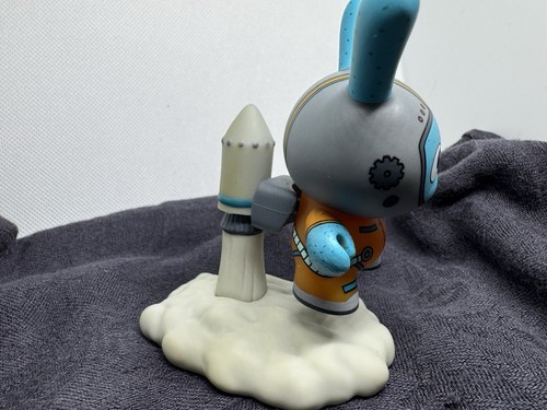 Kidrobot The Bots Blast Off Dunny Designer Toy Awards 3” Figura Solo SIN CAJA/LÁMINA - Imagen 5 de 7