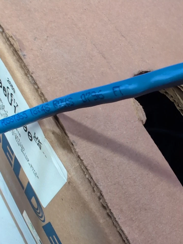 Cable elevador CMR Belden 1583A 006U1000 4 pares sólido Cat5e UTP, 796 ft. Caja, Azul Foto 3 de 4