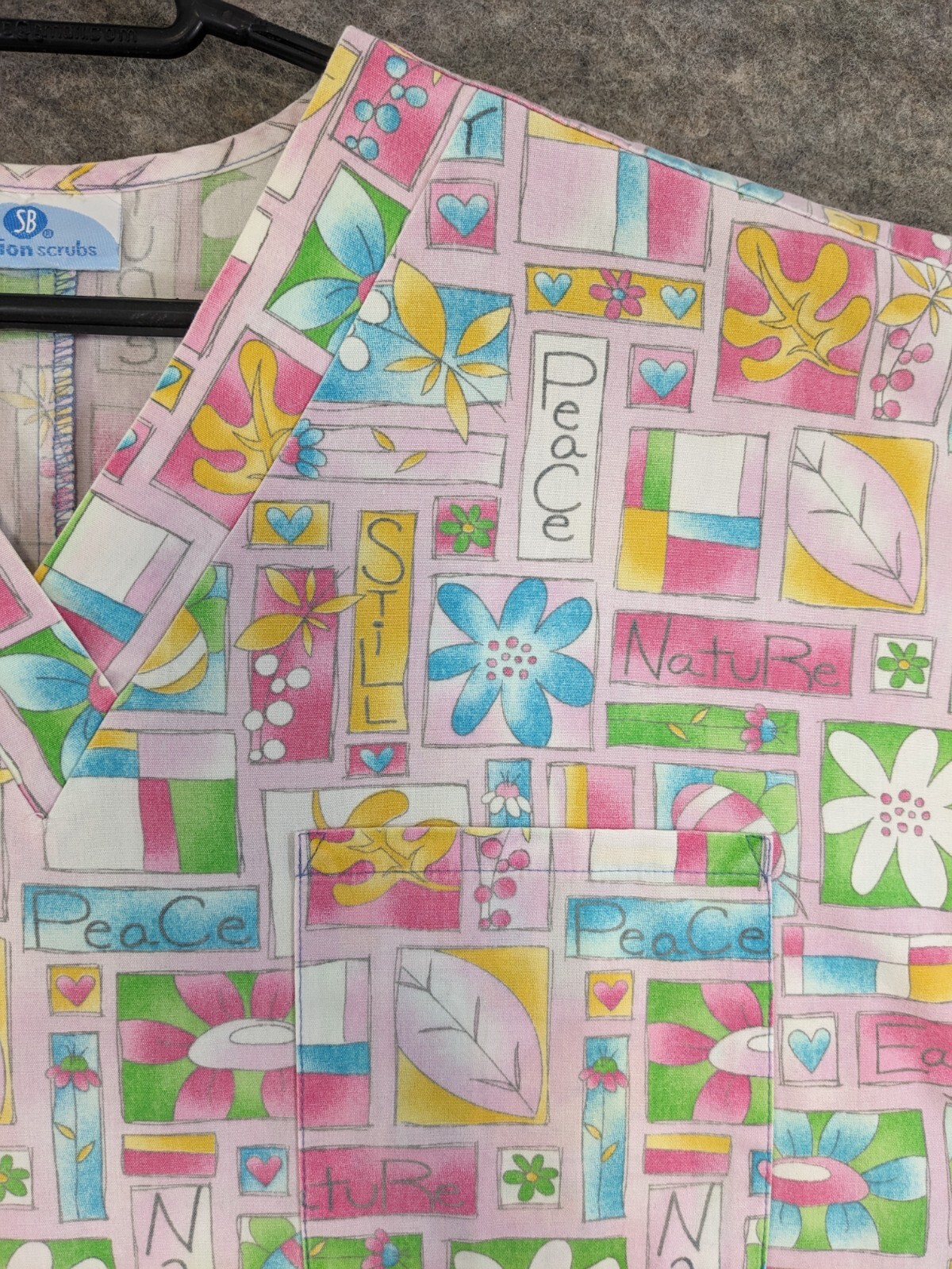 SB Scrubs Top Women Small Pink Blue Yellow Flower Peace Bees Short Dolman Sleeve