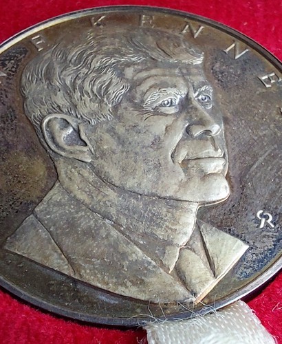 JOHN F KENNEDY MEMORIAL SILVER MEDAL IN ORIGINAL CASE 38 mm SOME TONING MED116 - Picture 4 of 6
