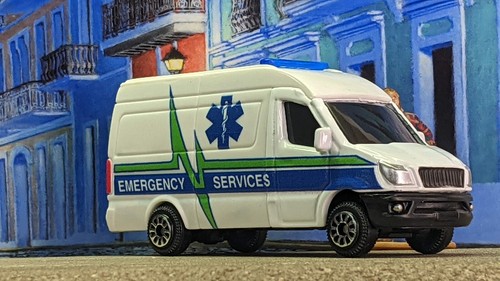 '24 MAISTO AMBULANCE LOOSE 1:64 SCALE USA STOCK!!!
