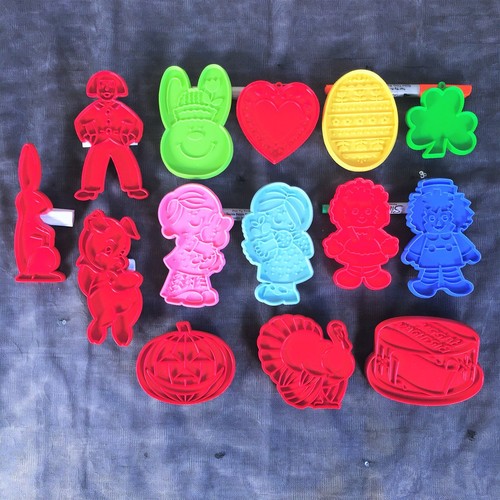 14 Vintage Ausstechformen Tupperware Hallmark Bobbs Merril Raggedy Ann Holiday