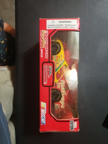 1995 Edition Racing Champions #5 Terry Labonte 1:24 Scale Diecast Car NASCAR - Picture 3 of 8