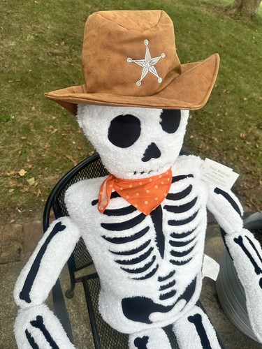Isaac Mizrahi Peluche Vaquero Esqueleto Almohada 5 pies Sheriffs Halloween Decoración Viral - Imagen 2 de 10