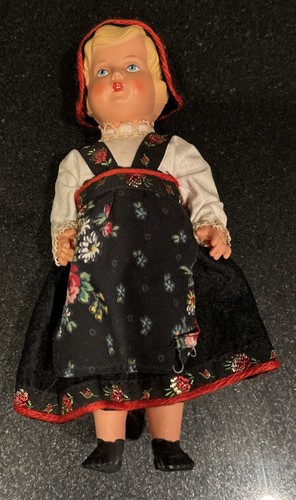 Vintage Souvenir Doll from the Netherlands w/ Flowers, Excellent Condition - Picture 4 of 9
