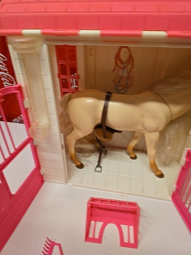 VINTAGE 1995 Barbie "Feeding Fun Stable" Horse Barn by Mattel w/ Accessories - Picture 3 of 8